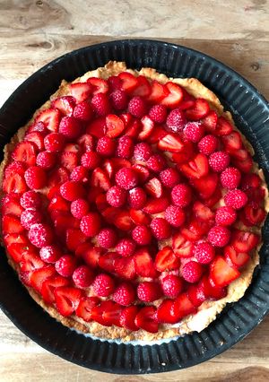 Une photo de Tarte aux fraises et framboises