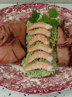 Una foto de Calamares y chocos al rosado y arroz con cilantro y langostinos