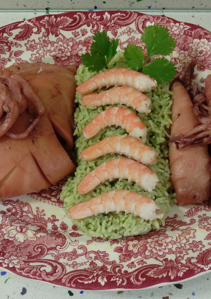 Una foto de Calamares y chocos al rosado y arroz con cilantro y langostinos