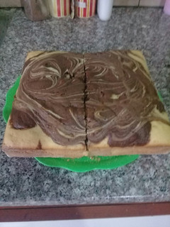 Una foto de Bizcochuelo marmolado de naranja y chocolate