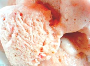 Una foto de El mejor helado de fresa (frutilla) sin grasa, sin azúcar, completamente natural y super cremoso!