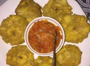 Una foto de Patacones con hogao