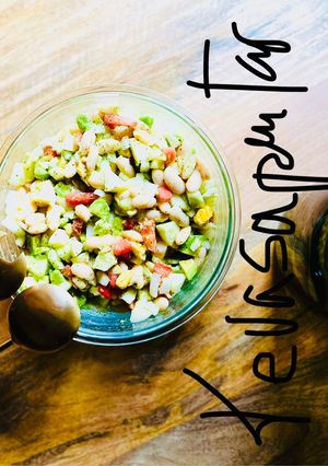 Una foto de Ensalada de alubias 🫘 🍅 🥒 🥑 🥗