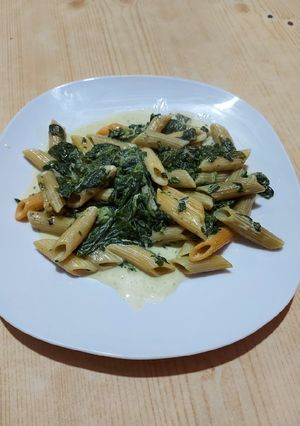 Una foto de Fideos a la crema con espinaca