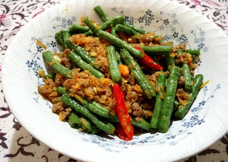 Tumis kacang daging pedas