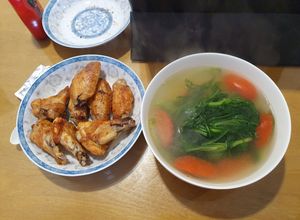 Hình của món Cánh gà chiên giòn + canh rau cải cúc.