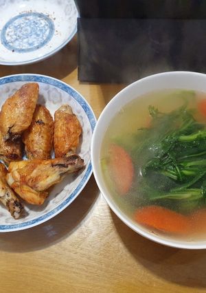 Hình của món Cánh gà chiên giòn + canh rau cải cúc.