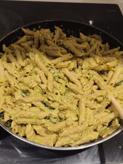 Una foto de Pasta al pesto de pistache con calabaza
