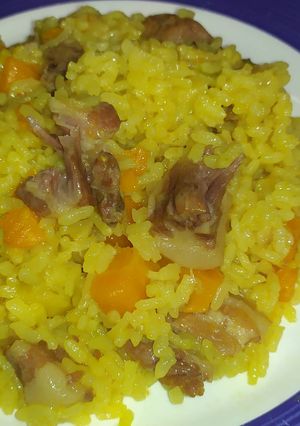 Una foto de Arroz con cerdo, zanahoria y papa