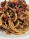 Pasta con tonno, acciughe e olive