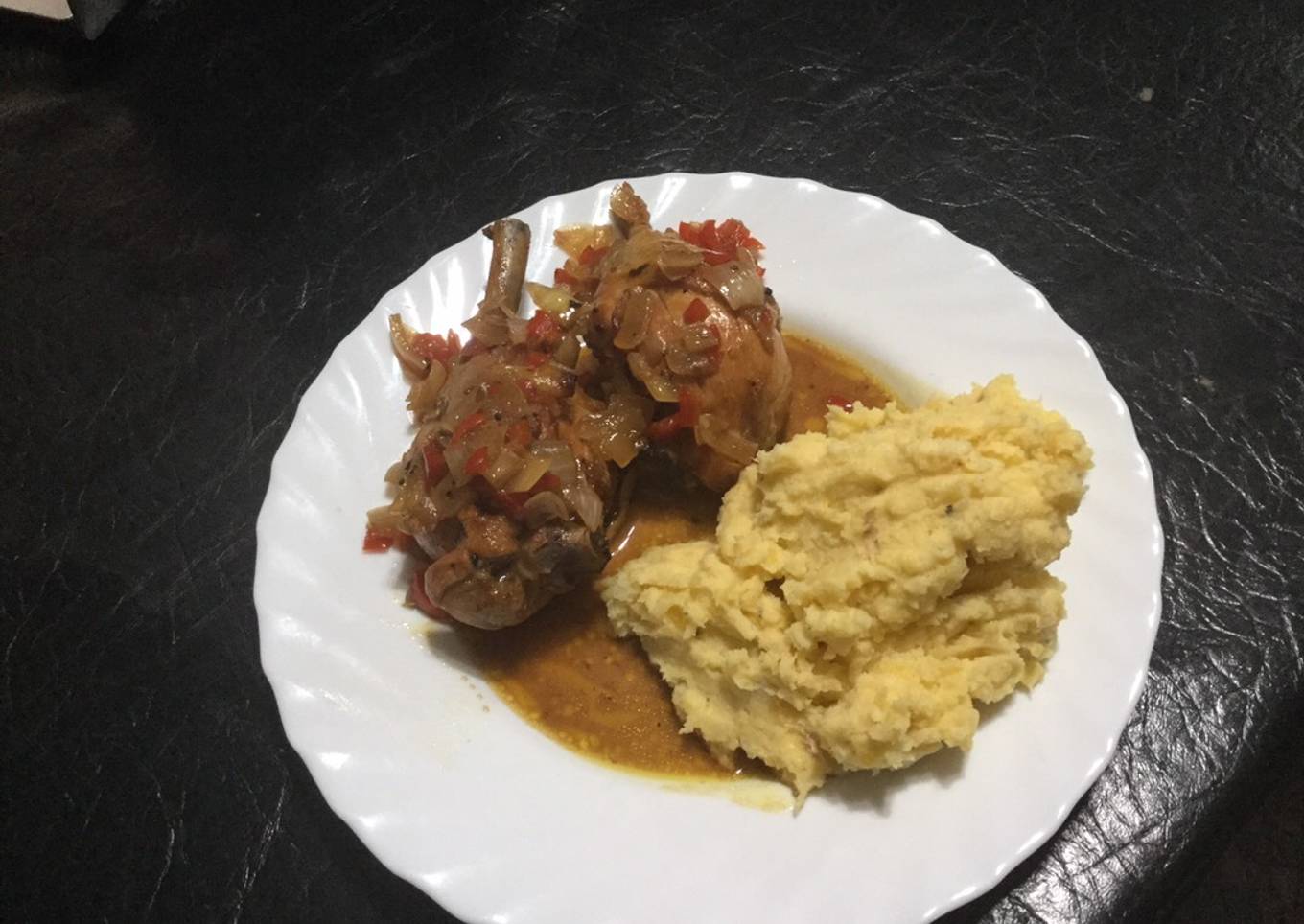 Pollo a la naranja con cama de cebolla y morrón, con puré de papa y batata