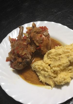 Una foto de Pollo a la naranja con cama de cebolla y morrón, con puré de papa y batata