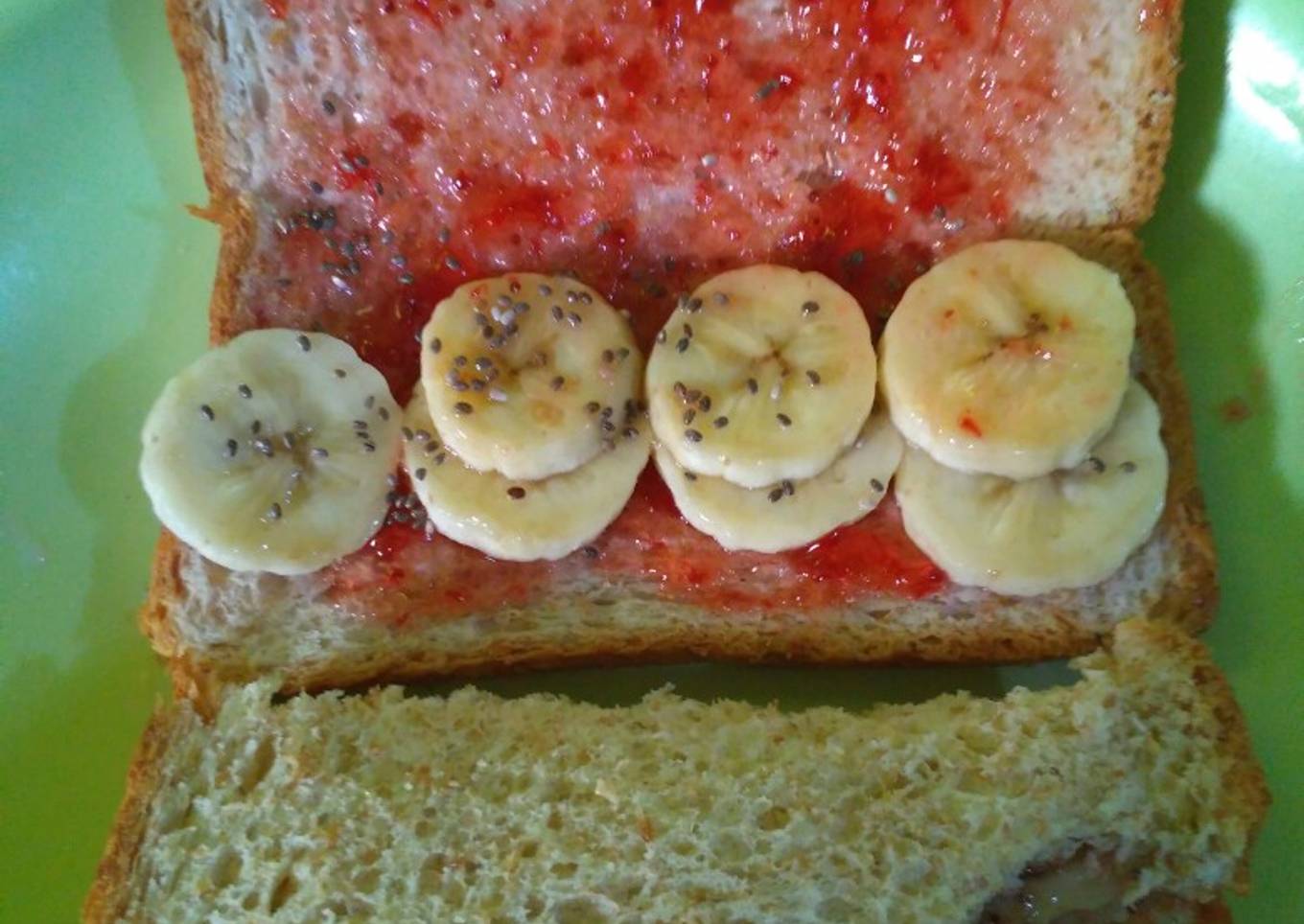 Roti gandum isi buah (323kkal)