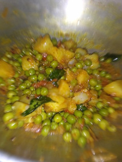 உருளைக்கிழங்கு பட்டாணி மசாலா (urulaikilangu pattani masala Recipe in Tamil) செய்முறை முக்கிய புகைப்படம்