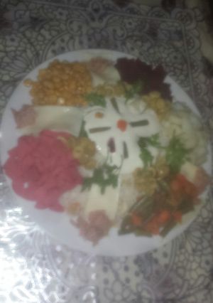 صورة لوصفة سلطة متنوعة سهل إقتصادية بالأرز والخضر والميونيز والكاشير