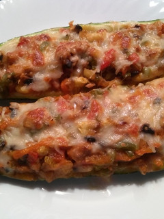 Una foto de Calabacines rellenos de verduras y atún