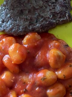 Una foto de Hamburguesa casera con ñoquis en salsa