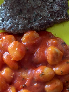Una foto de Hamburguesa casera con ñoquis en salsa