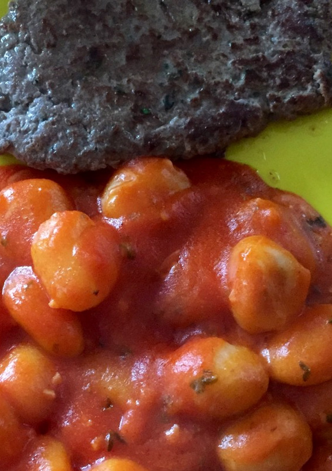 Una foto de Hamburguesa casera con ñoquis en salsa