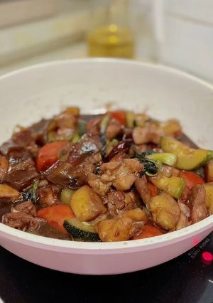 Hình của món Gà hầm jjimdak (찜닭).