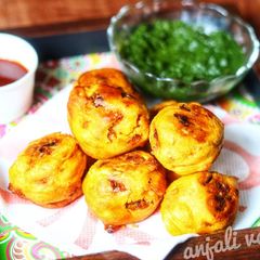 A picture of Batata vada.