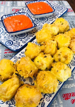 Una foto de Buñuelos de patata y queso con salsa de piquillos
