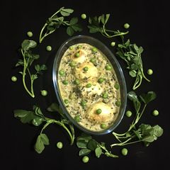 A picture of Egg Methi Matar Malai.