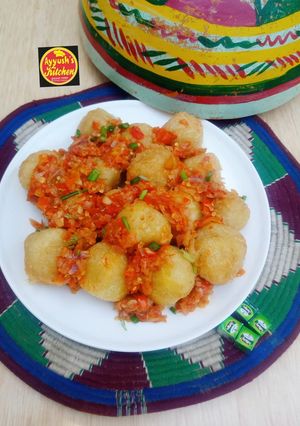 Yam balls da sauce din tomato ainihin hoton girkin