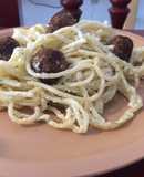 Espagueti a la crema con albóndigas 