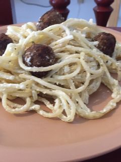 Una foto de Espagueti a la crema con albóndigas 