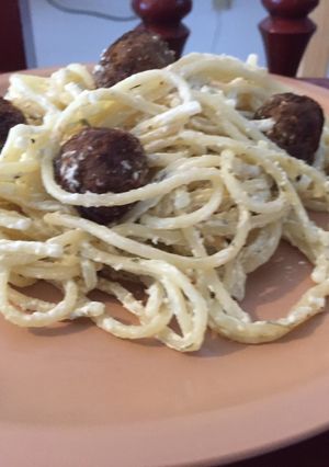 Una foto de Espagueti a la crema con albóndigas 