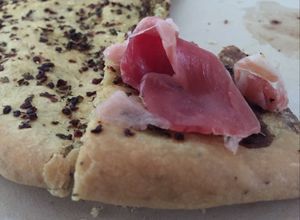Una foto de Focaccia de ajo y orégano.