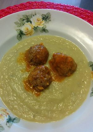 Foto de Creme de chuchu com almondegas low carb