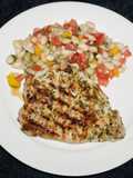 CHULETAS DE CERDO ADOBADAS, A LA PLANCHA CON ENSALADA DE POROTOS. JON STYLE