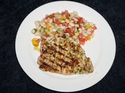 Una foto de chuletas con ensalada