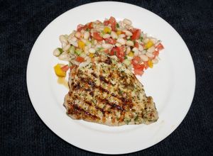 Una foto de CHULETAS DE CERDO ADOBADAS, A LA PLANCHA CON ENSALADA DE POROTOS. JON STYLE