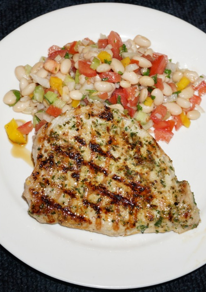 Una foto de CHULETAS DE CERDO ADOBADAS, A LA PLANCHA CON ENSALADA DE POROTOS. JON STYLE