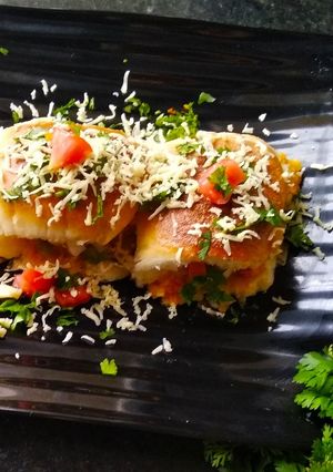 A picture of Cheesy Masala pav.