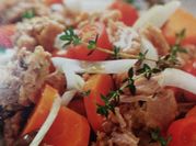 Una foto de ensalada de tomate cherry