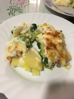 Una foto de Brócoli, patatas y beicon gratinado