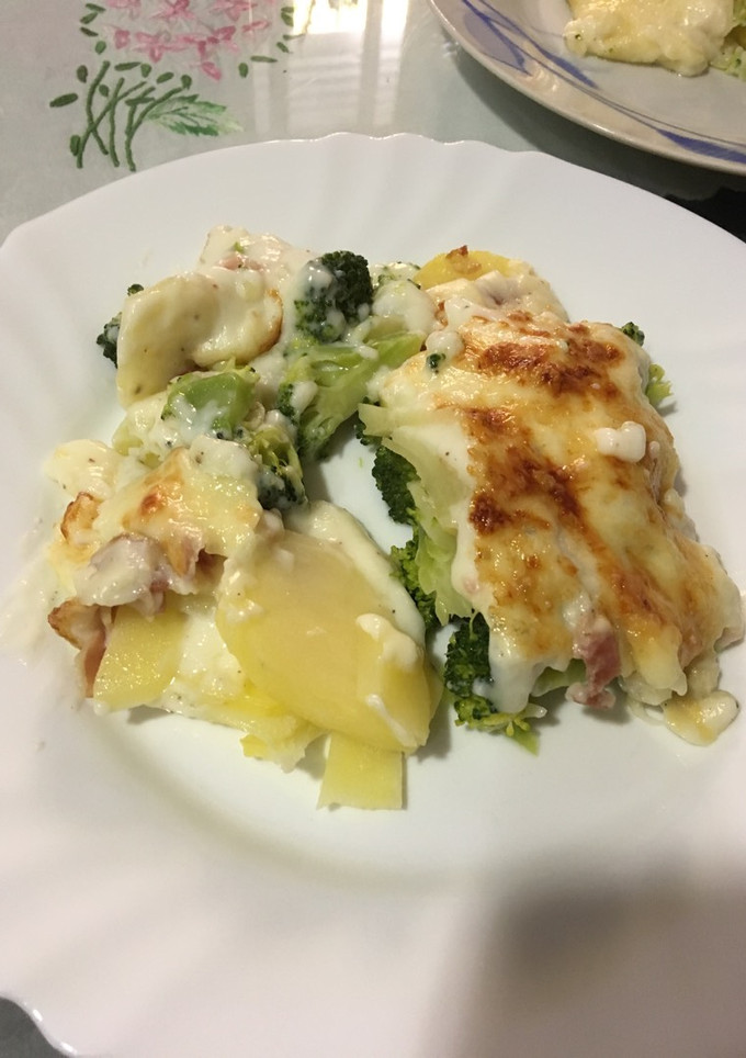 Una foto de Brócoli, patatas y beicon gratinado