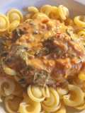 Pasta mit cremigem Harissa-Mangold