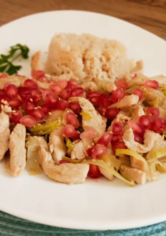 Una foto de Wok de pavo y granada