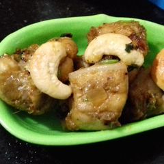 A picture of Cashew chilli pepper chicken.