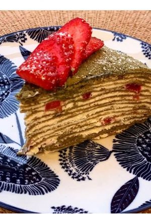Une photo de Gâteau de crêpes au thé matcha et aux fraises 🇯🇵