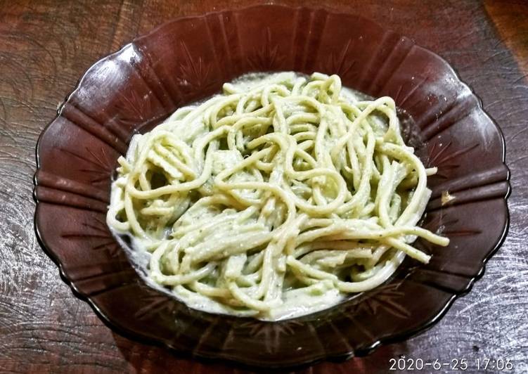 Spaghetti en salsa de cilantro