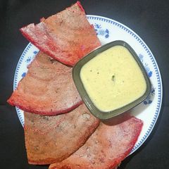 A picture of Beetroot Oats Chilla.