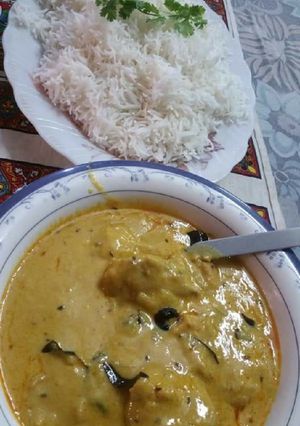A picture of Kadhi chawal.