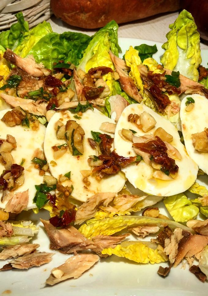Una foto de Cogollos, caballa y “skyrella” con aliño especial de tomate seco y mostaza