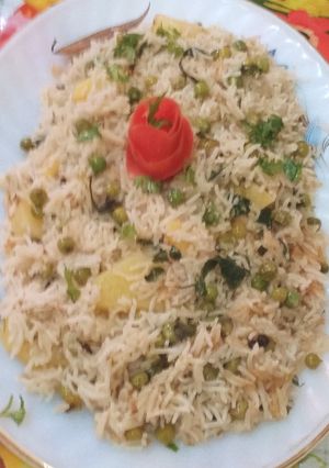 A picture of Aloo mater methi pulao.